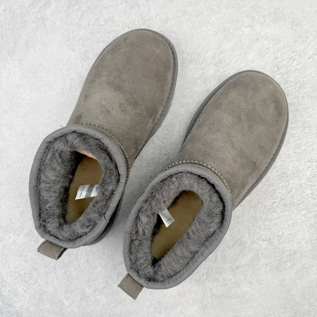 Pick up locally 💰520 UGG 6109 Zhou Dongyu Mini short boots, autumn and winter sheep fur integrated snow boots. All shoes are made from the same factory as ZP. Longfeng A-grade Australian imported sheep fur integrated men's and women's boots. Brand OEM production line. Fully follow the ZP process. OEM original pattern maker. Adhering to the principle of no original shoes and no development selection. Pay attention to every detail. The most authentic version on the market. TREADLITE "light wing" technology outsole. Lightweight/durable/flexible/pile type 35 36 37 38 39 40 41 42 43 44 45 Coding: by2936060